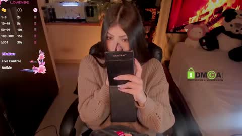 Snapshot of khionebesset chatting on February 14, 1:29 pm Khi.  online show from February 14, 1:29 pm