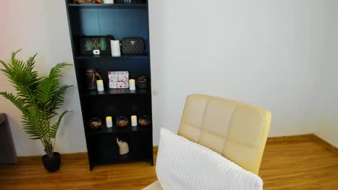 Khloe online show from March 27, 1:34 pm