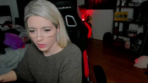 Wolfs Girl online show from February 3, 6:23 pm