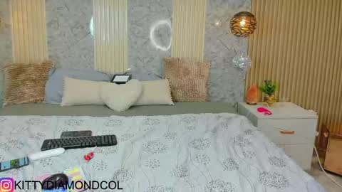 kitty__diamond_ online show from April 19, 3:06 am