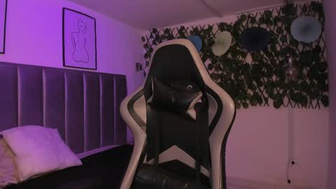 Camila online show from April 11, 6:30 am