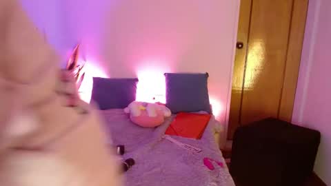 Snapshot of kittycatw chatting on September 24, 6:45 am LAURA help me reach 100likes online show from September 24, 6:45 am