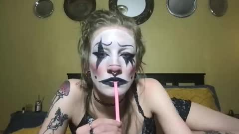 Kweef Kween online show from May 26, 9:25 pm