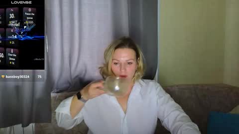 Snapshot of ladylucky_ chatting on October 22, 2:38 am ladylucky_ online show from October 22, 2:38 am