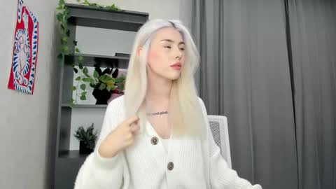 Snapshot of lama0 chatting on September 22, 9:52 am Erika online show from September 22, 9:52 am