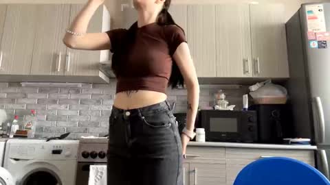 lara online show from March 6, 8:42 am