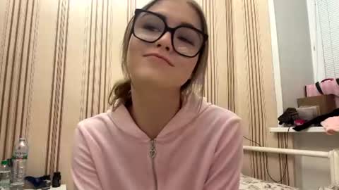 Mia online show from June 20, 8:23 pm