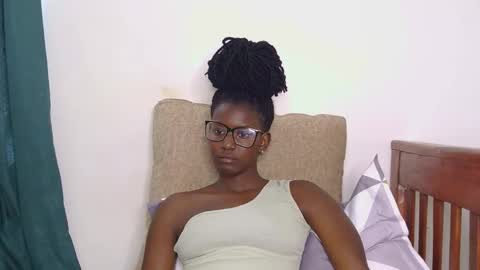 latiffaah_xx online show from April 12, 12:30 pm