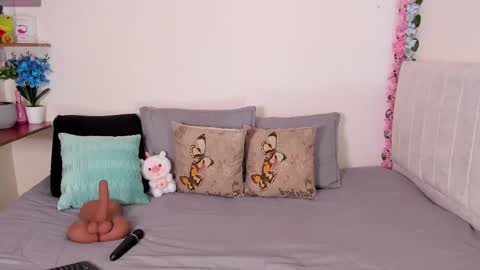 Snapshot of laura1__ chatting on February 28, 12:21 am laura1__ online show from February 28, 12:21 am