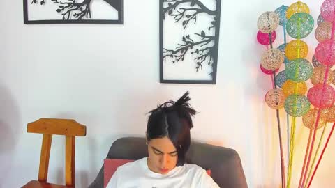 LAURA SOE online show from February 4, 12:55 pm