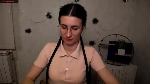 Laura online show from March 22, 12:00 pm