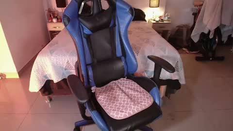 laura online show from April 21, 1:53 am