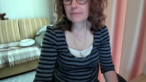 Lauraoven1 online show from May 27, 6:32 am