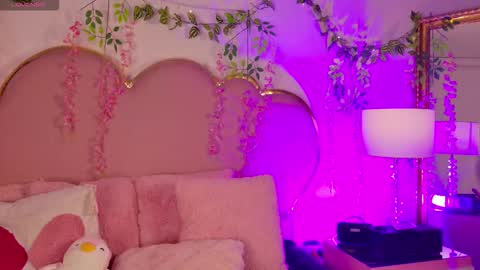 luu online show from March 5, 8:15 pm