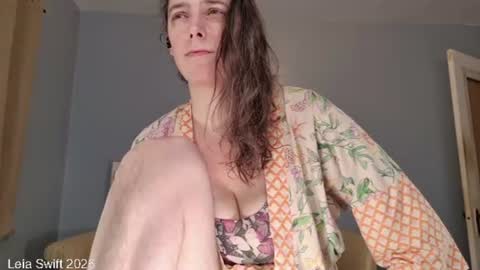 Leia Swift online show from August 1, 4:42 pm