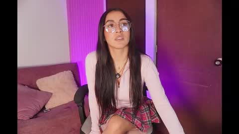 Leila online show from February 4, 2:20 pm