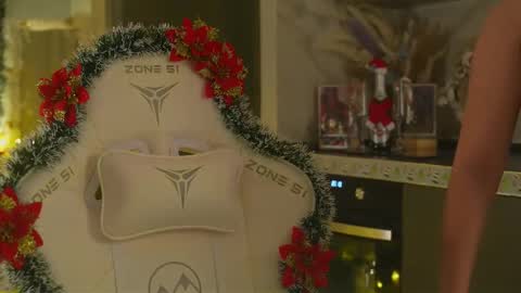 Leora online show from December 5, 5:14 pm