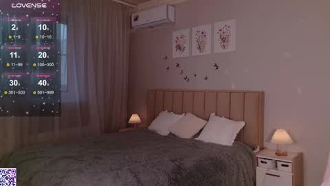 Nicole Moore online show from February 10, 1:44 pm