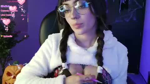 Snapshot of lessboobs_gh chatting on October 1, 6:46 pm Less online show from October 1, 6:46 pm