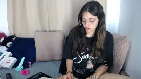 lessliee online show from April 4, 7:51 am