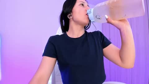 Little Queen Lia  online show from February 25, 11:15 pm