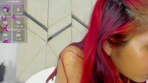 liavelez_ online show from April 14, 5:46 pm