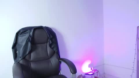 liilithstone online show from February 7, 2:43 pm