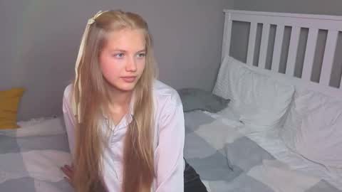 Snapshot of lil_tasty33 chatting on September 10, 10:37 am Emma online show from September 10, 10:37 am