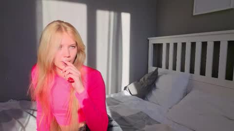 Snapshot of lil_tasty33 chatting on October 12, 9:12 am Emma online show from October 12, 9:12 am