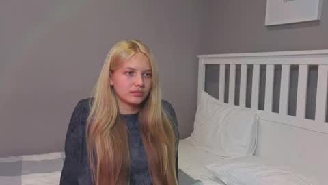 Snapshot of lil_tasty33 chatting on September 17, 10:57 am Emma online show from September 17, 10:57 am