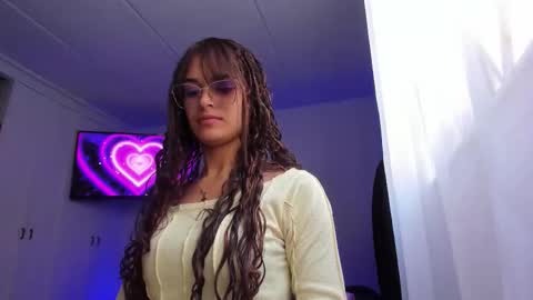 lili_evanss online show from February 9, 12:40 pm