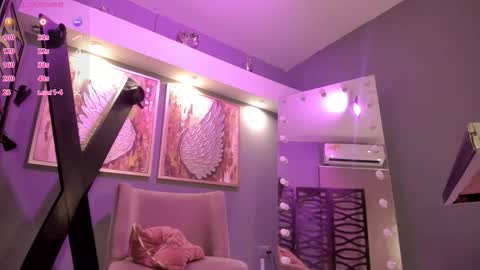 Snapshot of lilian_vergara chatting on September 13, 9:01 pm holis soy lily chang no olvides el pulgar arriba es muy importante para mi 3 independent model online show from September 13, 9:01 pm