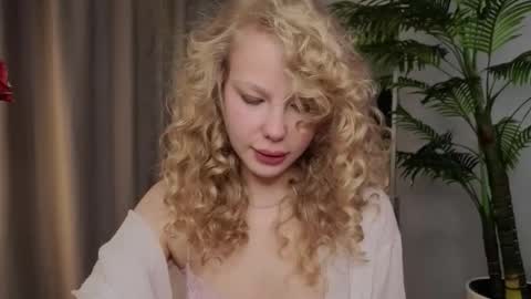 lililok101 online show from December 4, 2:58 am