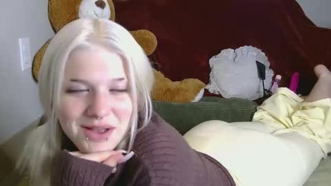 Lilly Dreamz online show from May 7, 12:37 am