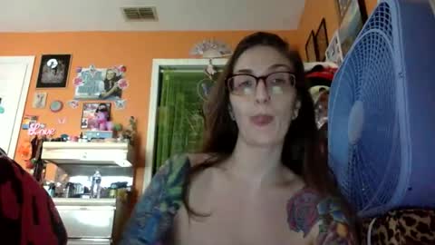 hi guys im back on here 3 online show from February 18, 7:46 pm