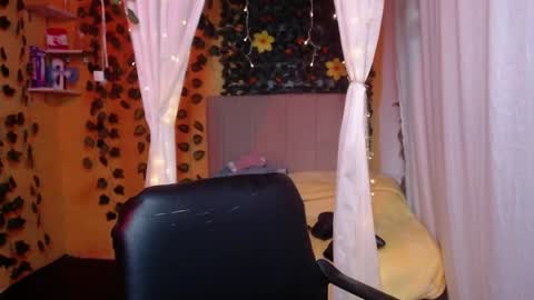lilymoon_018 online show from May 12, 4:13 pm