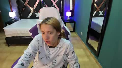 Snapshot of linda4petite chatting on February 23, 1:13 pm Linda online show from February 23, 1:13 pm