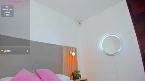 L I N D A online show from February 21, 8:09 pm