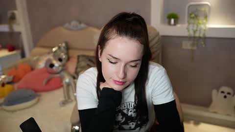 lisa_elfy online show from January 9, 5:00 pm