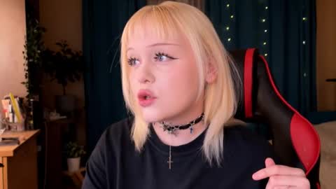 -Lisa- Help me to reach 100 thumbs up3 online show from October 2, 4:12 pm