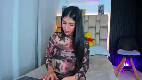 Sophie ---- connected from 1400 to 2100 Colombia time online show from October 5, 8:47 pm