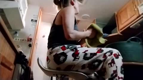 littleleo96 online show from December 4, 8:27 am