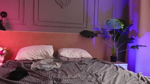 Liv 3 online show from April 15, 1:55 pm