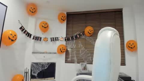 lizzdoux online show from November 1, 1:43 am