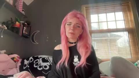 Snapshot of lizzyylovesick chatting on February 17, 2:06 pm lizzybunny online show from February 17, 2:06 pm