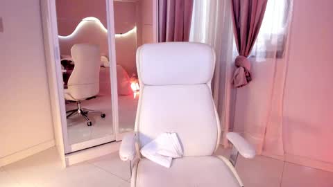 Snapshot of lm_kloeeh chatting on March 11, 2:21 am Kloe see you 28-11  to celebrate my birthday online show from March 11, 2:21 am