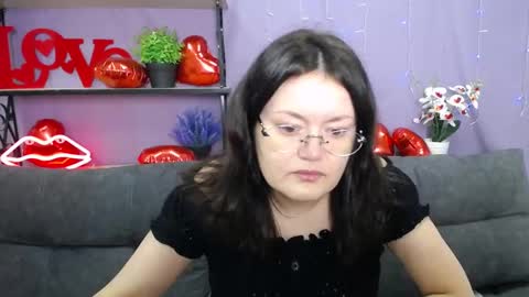 lolahikls online show from March 6, 7:36 am