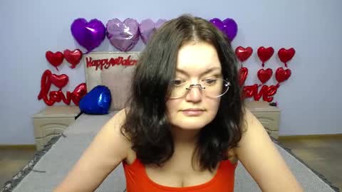 lolahikls online show from February 6, 1:21 pm