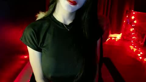 lovelypetite143 online show from April 9, 7:47 am