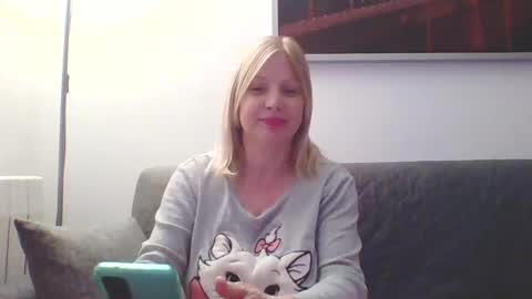 Marlyn online show from December 5, 3:39 pm